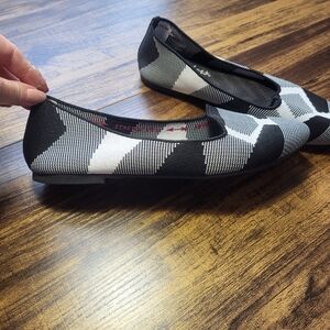 Sketchers Sz 7 Stylish Black and White Women's Flats